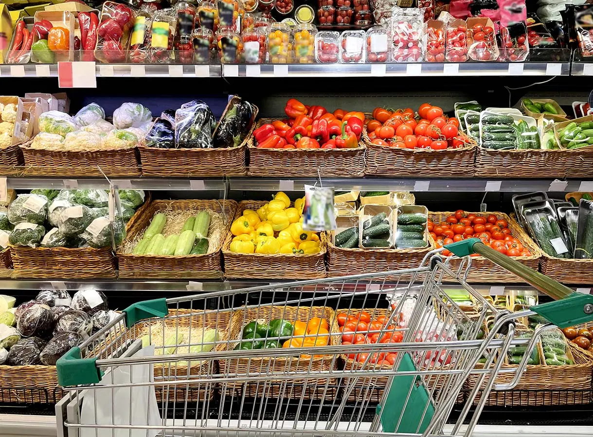 Продуктовий візок біля полиць зі свіжими овочами в маркеті Амбар, ТЦ Грушевський.