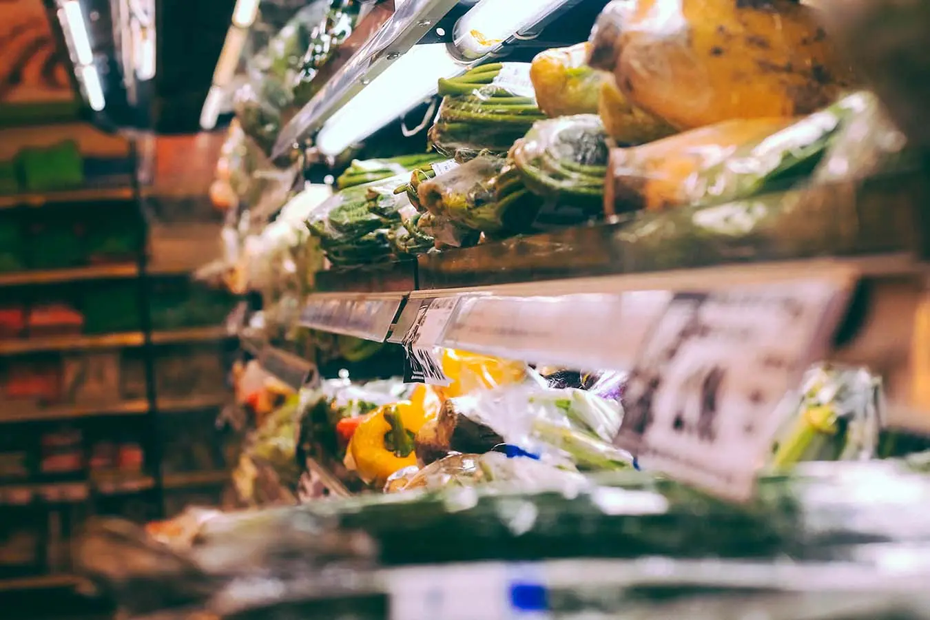 Свіжі овочі в упаковці на полиці продуктового магазину Амбар в ТЦ Грушевський.