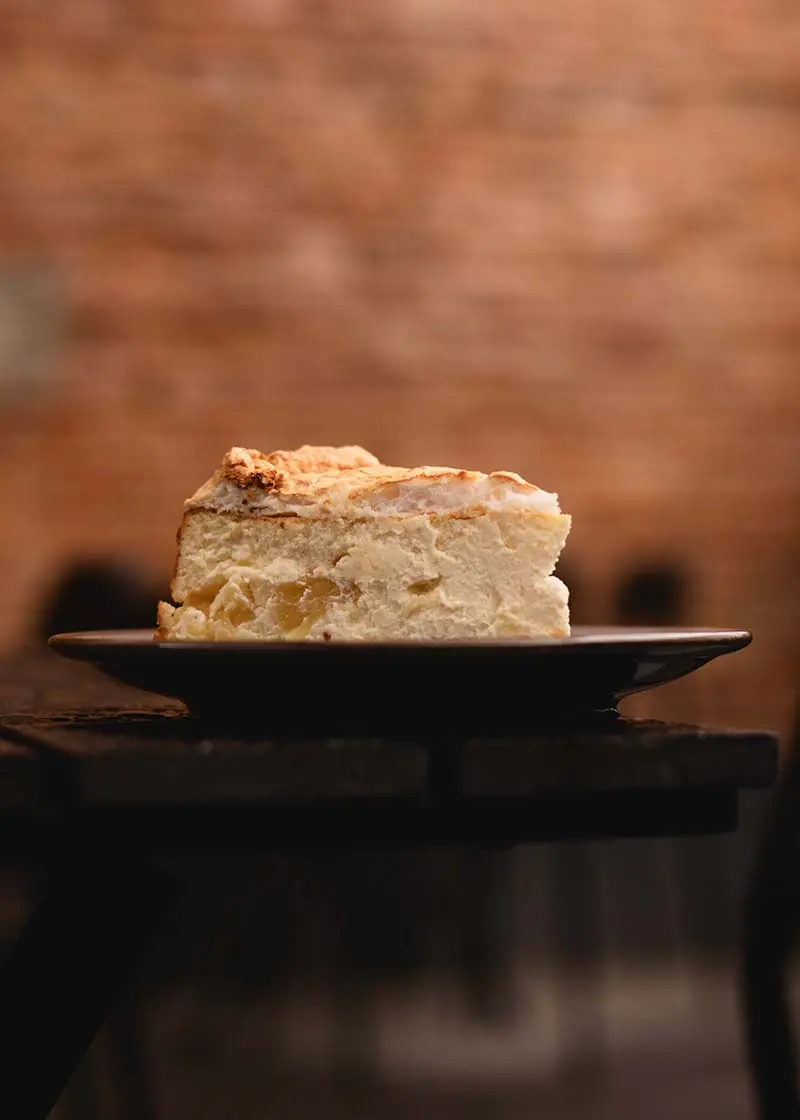 Ніжний шматок бісквітного торта на тарілці – десерт в кав'ярні Muffin Cafe в ТЦ Грушевський.